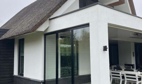 Aluminium pui gemonteerd in een bestaande overkapping in Oosterhout