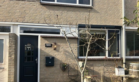 Woning voorzien van kunststof kozijnen, kunststof dakramen, solar screens, inzet horren en in de overkapping splendid gordijnen