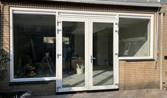 Grote pui geplaatst in Oosterhout met tuindeuren en zijlichten