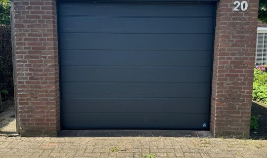 Garagedeuren gemonteerd