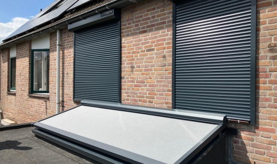 Screen geplaatst op een lichtstraat en solar rolluiken gemonteerd