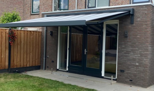Verschillende terrasscherm gemonteerd