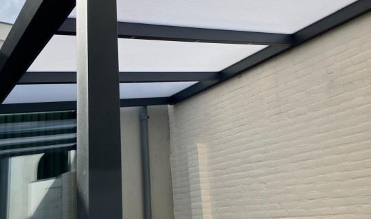 Een overkapping geplaatst met polycarbonaat platen en verlichting in Oosterhout
