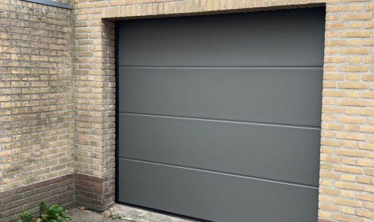 Garage deur en 2 kunststof kozijnen geplaatst in Oosterhout