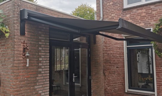 Terrasscherm met verlichting geplaatst in Oosterhout