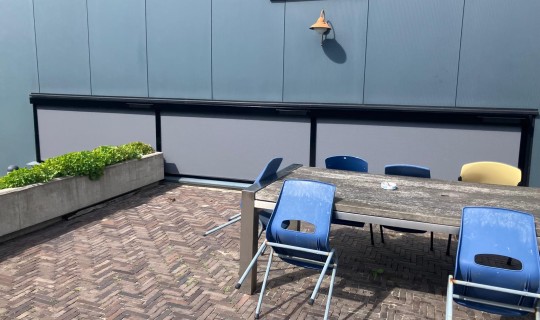 Solar Screens gemonteerd bij een bedrijf in Oosterhout