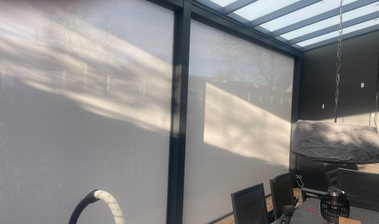 Grote screen geplaatst in een overkapping 