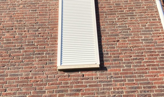 Achterzijde woning voorzien van solar rolluiken