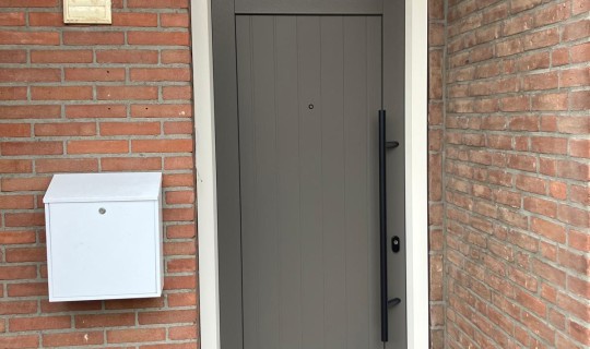 Kunststof voordeur gemonteerd in Oosterhout