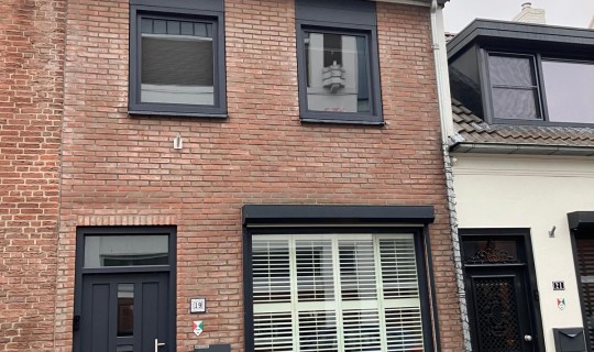 Voorzijde van een woning in Oosterhout voorzien van kunststofkozijnen, kunststof voordeur, keralit vervangen en natuursteendorpels geplaatst.