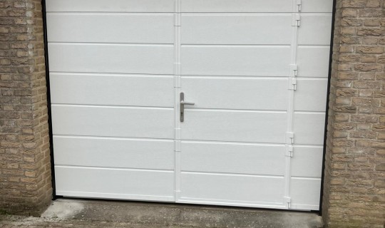 Garage deur met loopdeur gemonteerd