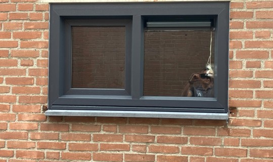 Woning voorzien van 2 nieuwe kunststof kozijnen / (solar) rolluiken en natuursteen raamdorpels