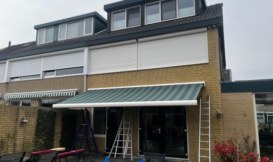 Woning voorzien van een terrasscherm en rolluiken in Oosterhout