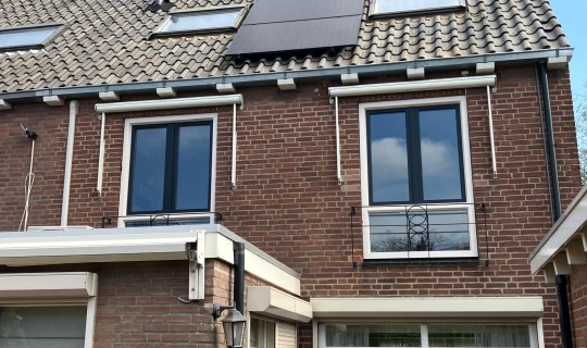 Achtergevel van een woning voorzien van kunststof kozijnen in Oosterhout