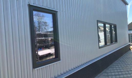 Loods in Oosterhout voorzien van kunststof ramen en deur