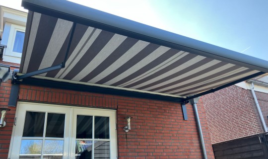 Terrasscherm gemonteerd en 2 kunststof kozijnen geplaatst in Oosterhout